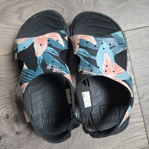 Reef Little Beachy Girls Sandals Size 9/10 Toddler Black Floral Tropical Slides